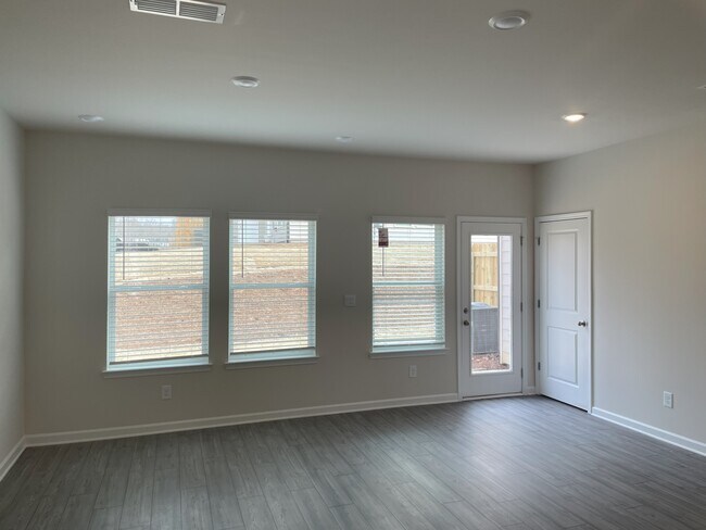 Building Photo - 26 Beech Ln N