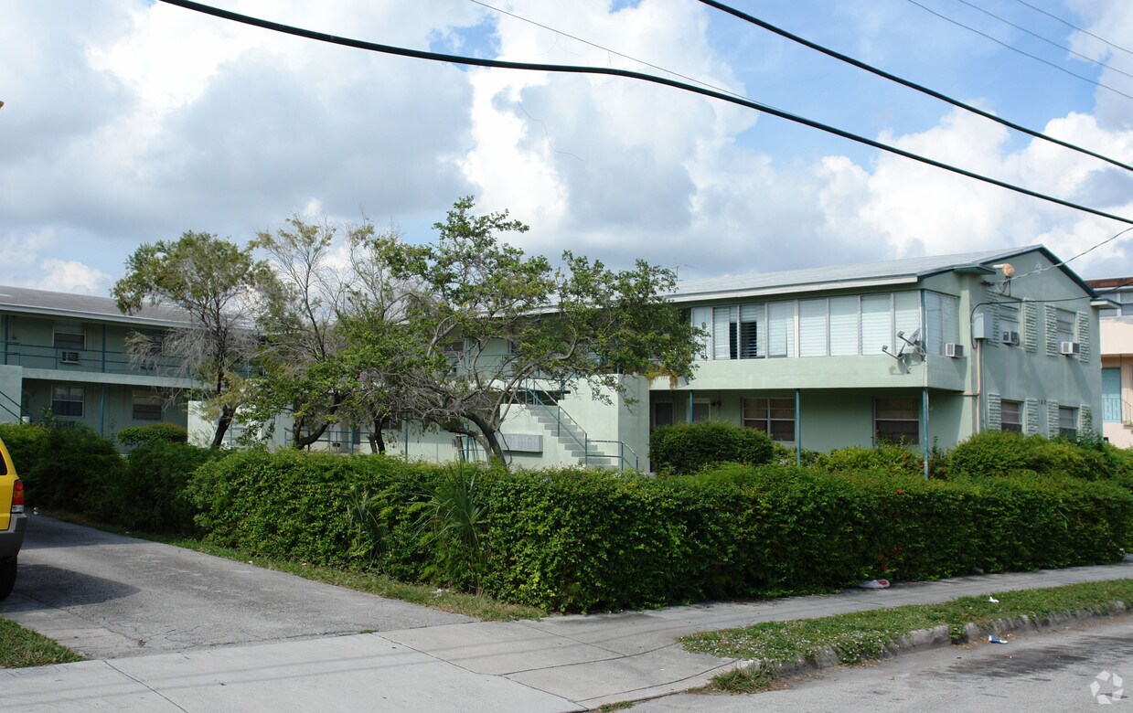 Building Photo - 160 SW 17th Ct