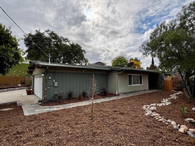 Foto del edificio - Very Spacious, Upgraded 3 Bedroom 2 Bath H...