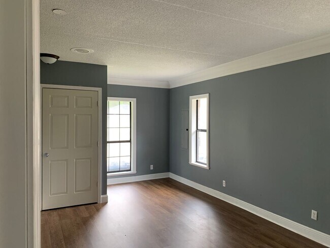 Building Photo - 4 Bedroom 3 bath home for lease