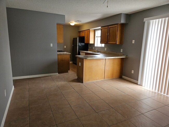 Foto del edificio - 4 bedroom rental in Trail Estates