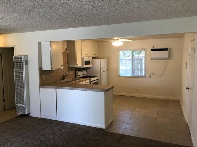 Building Photo - Turlock 2 Bedroom 1 Bath Duplex