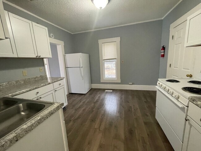 Building Photo - 2 Bedroom 1 Bathroom Home