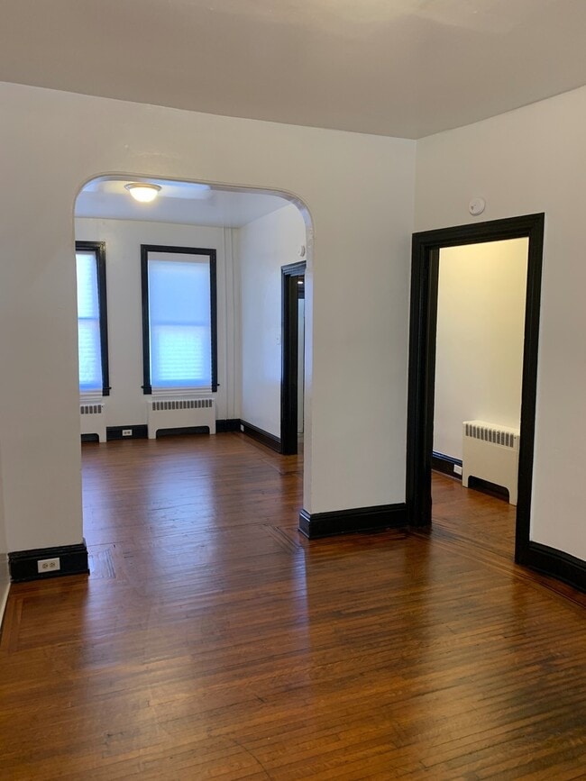 Building Photo - Spacious 4 Bedroom 1.5 Bath, 2 Car Garage-...