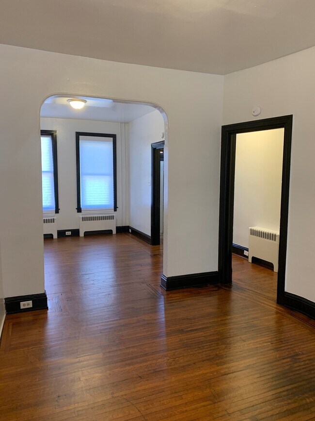 Foto del edificio - Spacious 4 Bedroom 1.5 Bath, 2 Car Garage-...