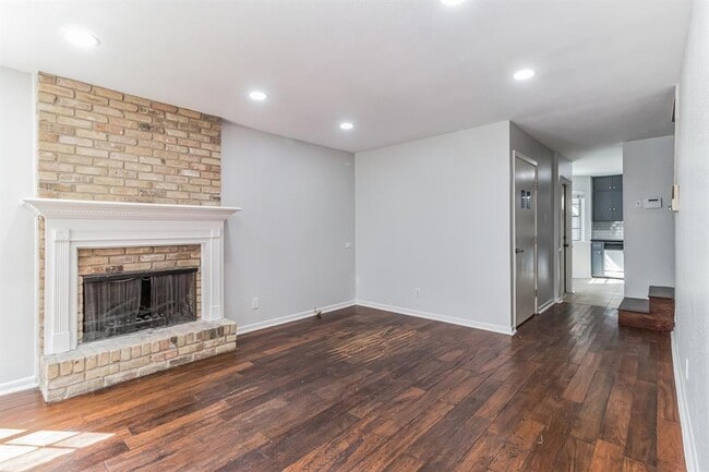 Building Photo - 1704 San Antonio St