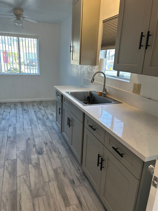 Foto del edificio - All Upgraded, Small Yard, Garage - AVAILABLE NOW!!