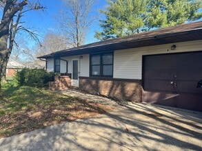 Building Photo - 225 Teakwood Dr