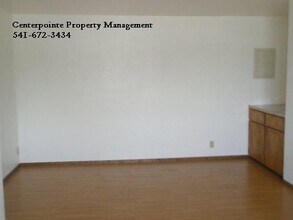 Building Photo - 228 NE Ward Ave