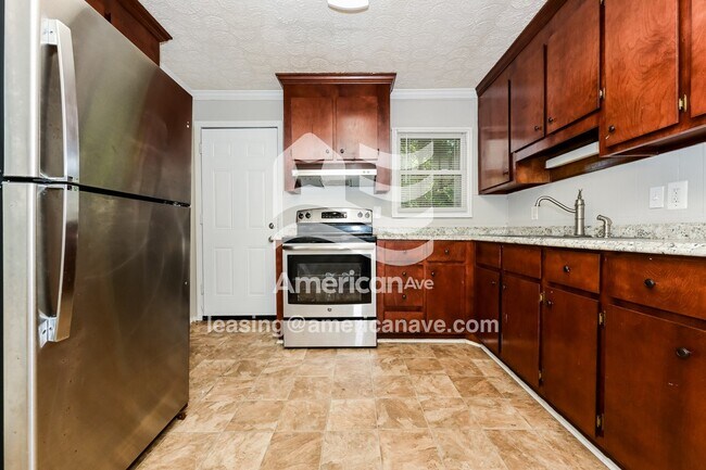 Foto del edificio - 208 Camellia Cir