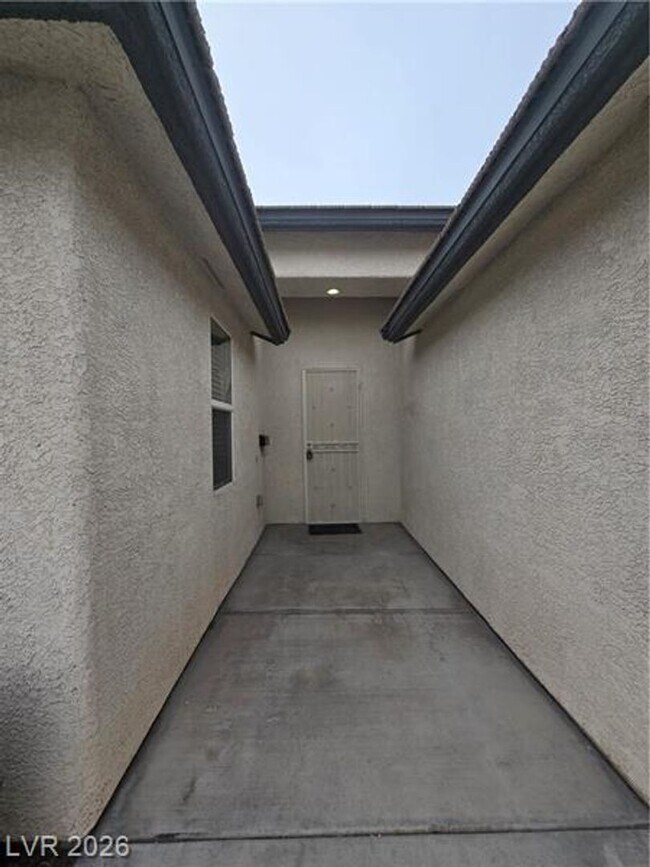Building Photo - 2204 S Van Patten Pl