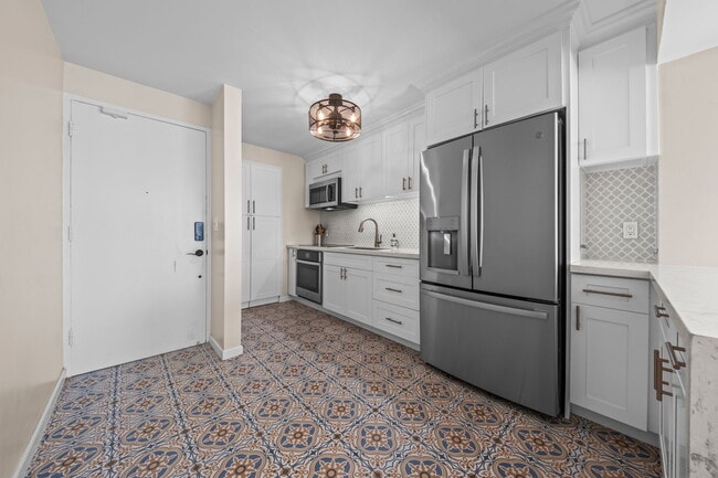 Building Photo - 1645 Ala Wai Blvd