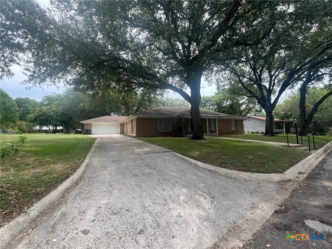 Building Photo - 943 S Pecan Ave