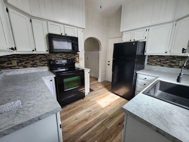 Foto del edificio - 4 Bedroom/2 Bath w/Attached Garage Recentl...