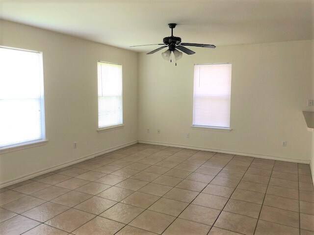 Sala de estar - 215 N McCampbell St