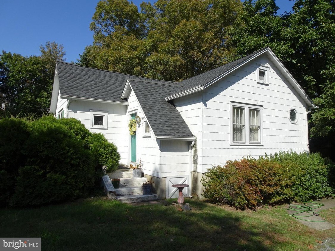 93 10th St, Evesham Township, NJ 08053 House for Rent in Evesham Township, NJ