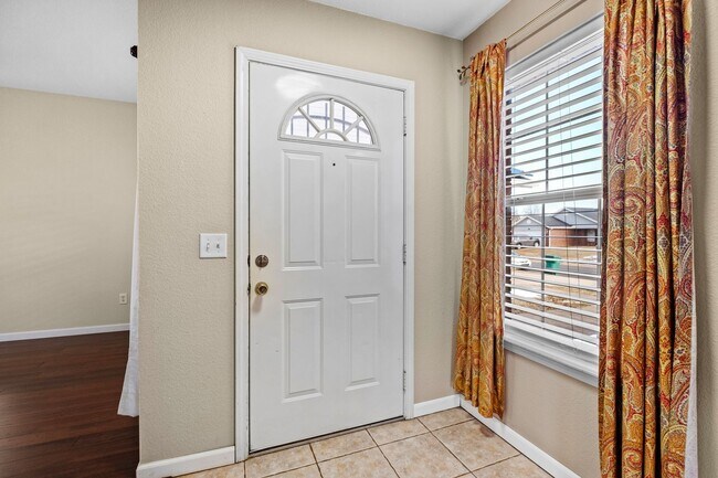 Building Photo - Charming 4-Bedroom Home with Modern Amenit...