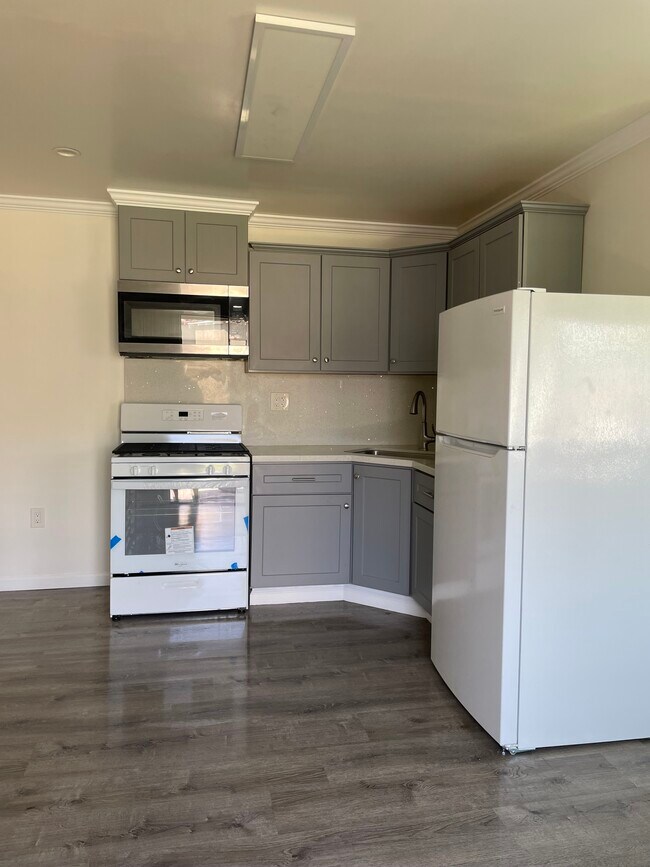 Building Photo - 747 Hoefner Ave