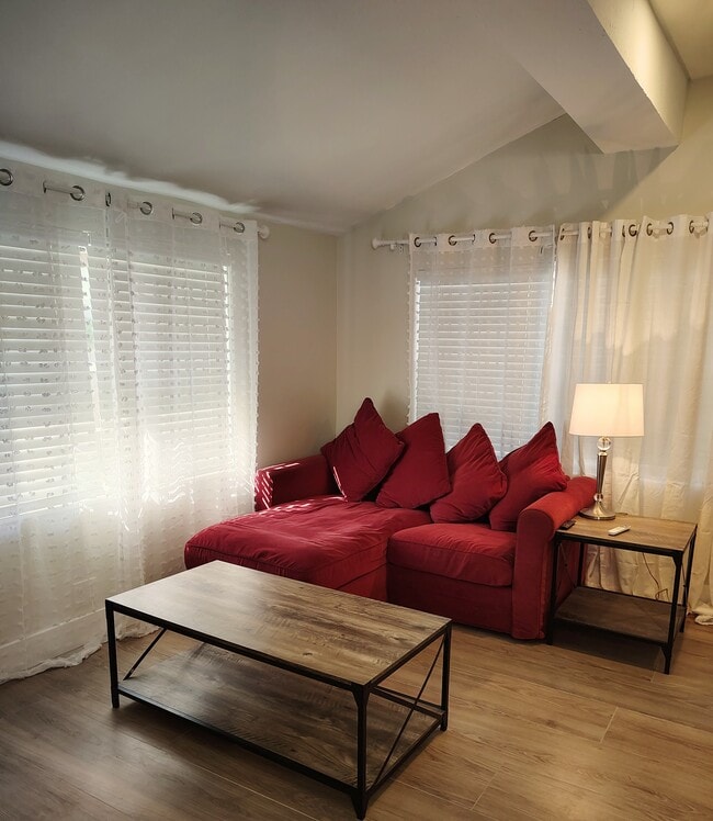 Building Photo - 26 Acacia St