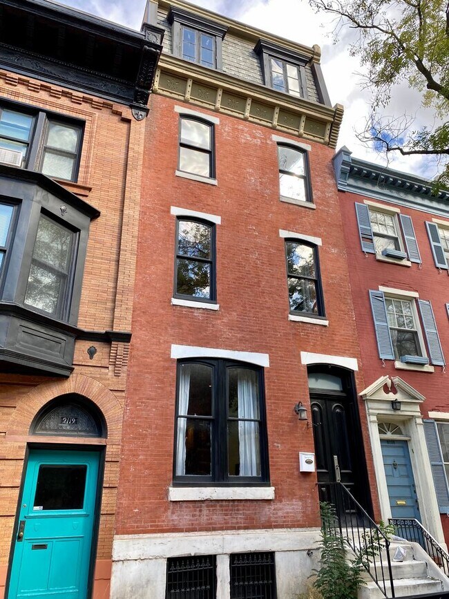 Foto del edificio - Luxurious 5-Bedroom Brownstone in the Hear...