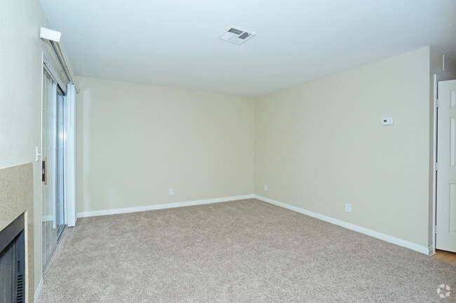 1BR, 1BA - 725 SF Living Room - Fairways on Green Valley