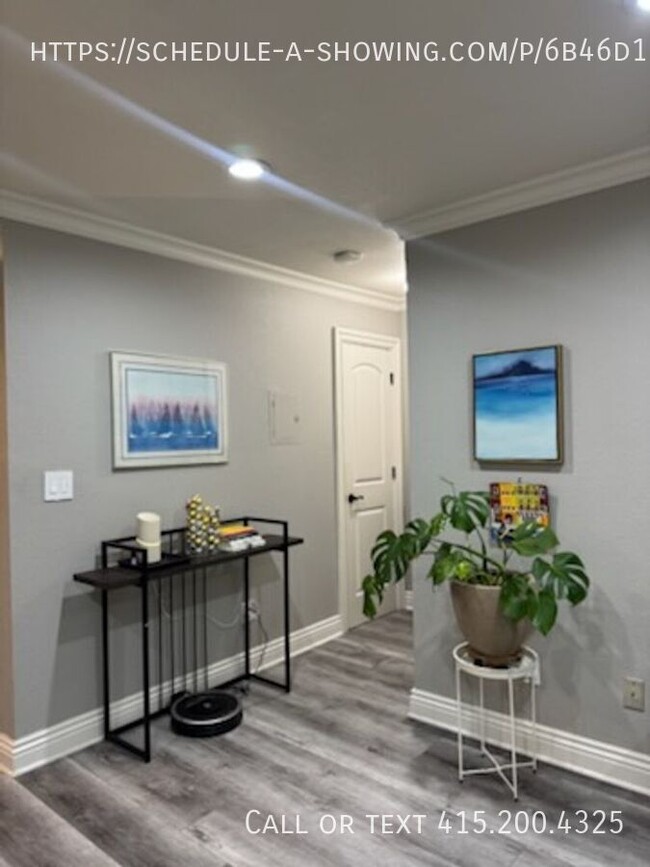 Building Photo - Stylish Furnished 1 Bed, 1 Bath Condo for ...