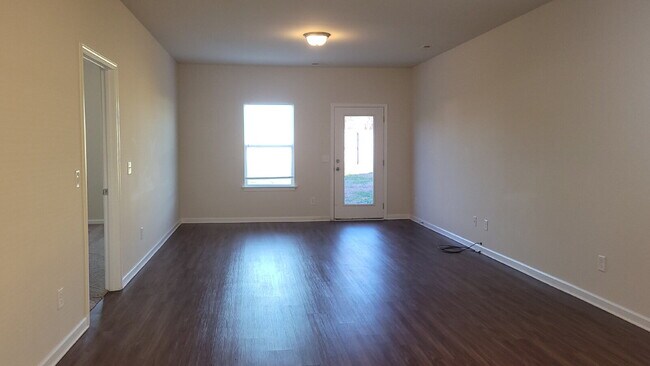 Foto del edificio - $500 off one month!!!  Call for details. Section 8 Welcome!!!  "Charming 3-Bed Oasis with Granite...