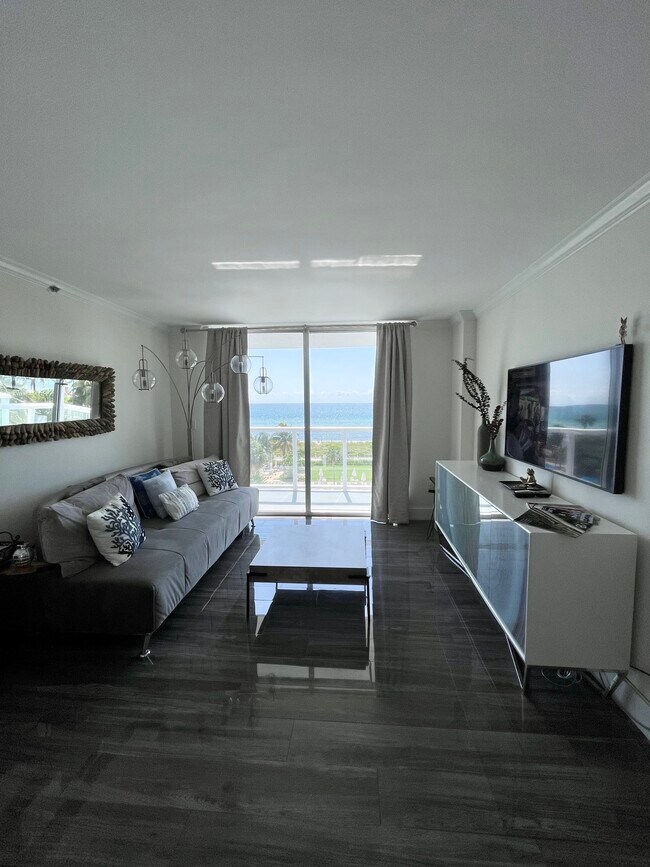 Building Photo - 2457 Collins Ave