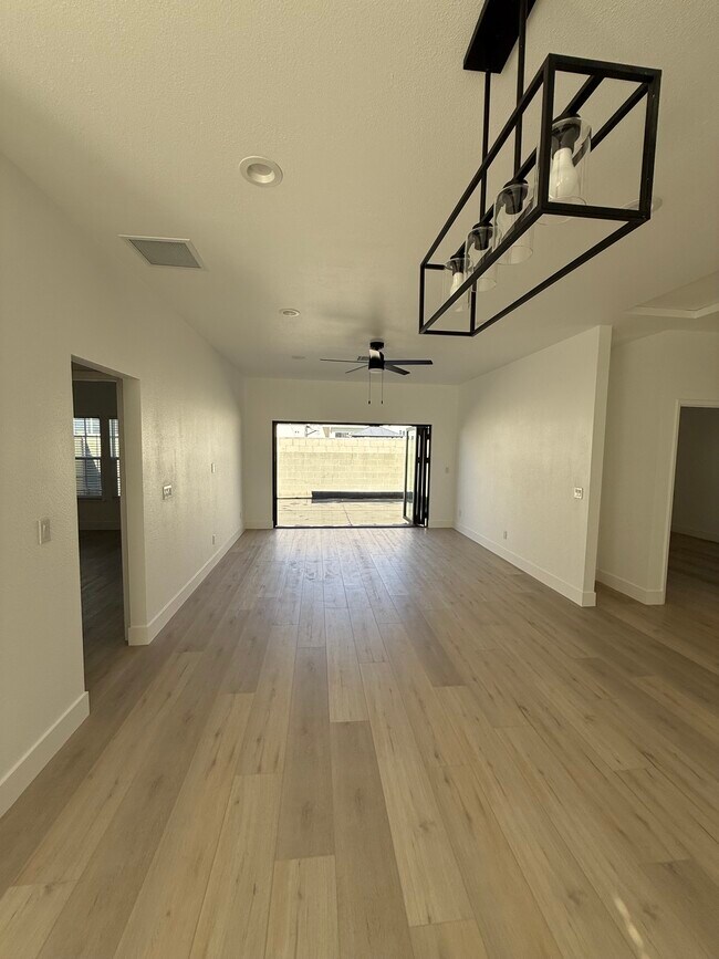 Foto del edificio - 11483 Delano St