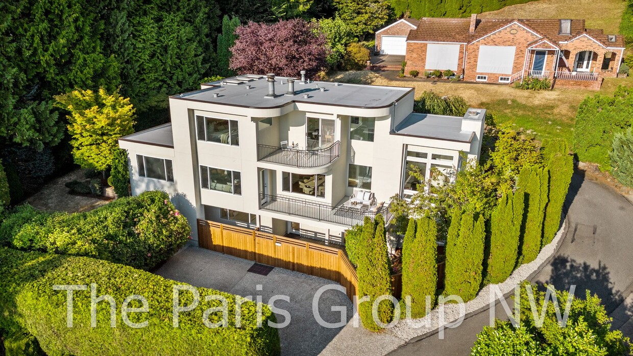 Foto principal - Stunning 3 Story Kirkland Water View Home ...