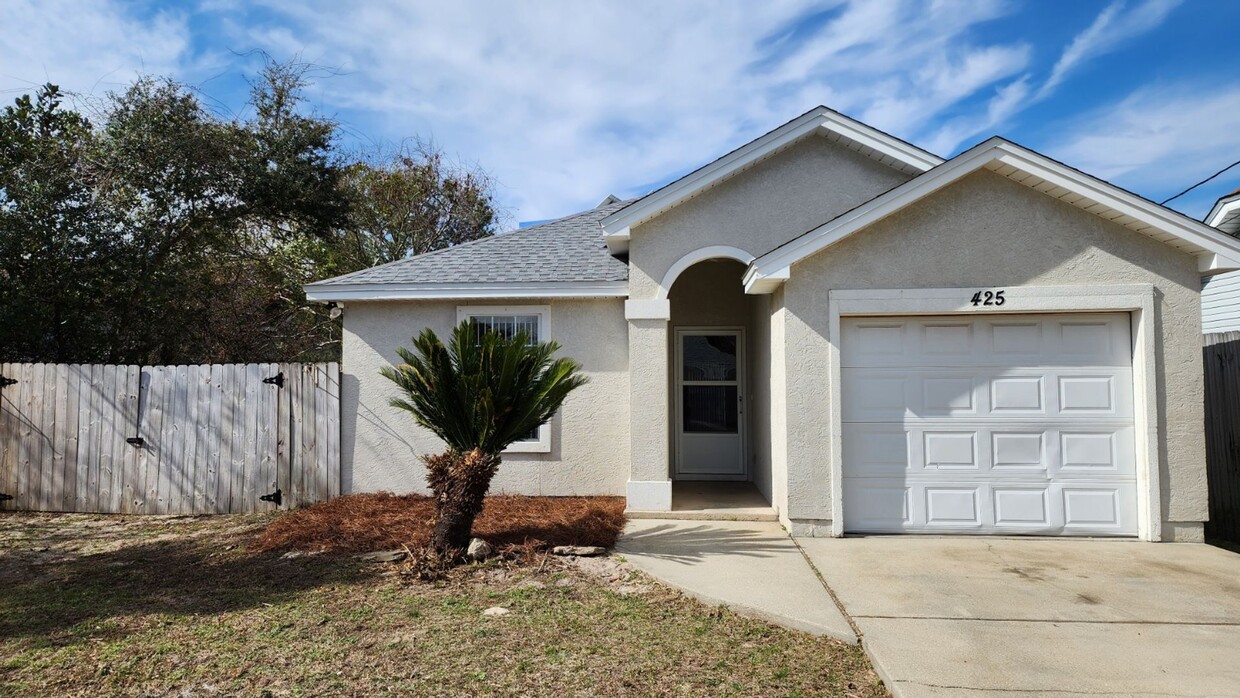 Primary Photo - Single Family Home w/fenced in backyard mi...