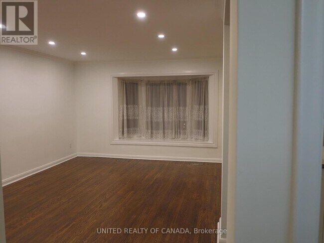 Photo du bâtiment - 45 Bayview Pkwy
