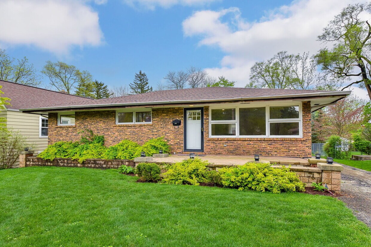 Primary Photo - 1706 E Liberty Dr