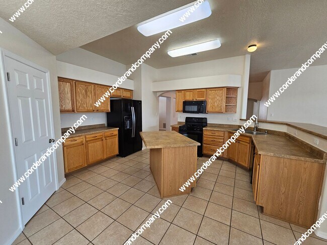 Foto del edificio - Custom 3 Bedroom, 2 Bathrooms, 2 Car Garage and 2,212 Sq Ft. Home with Beautiful Sandia Mountain ...