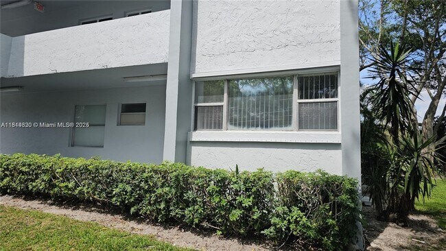 Foto del edificio - 8380 Sands Point Blvd