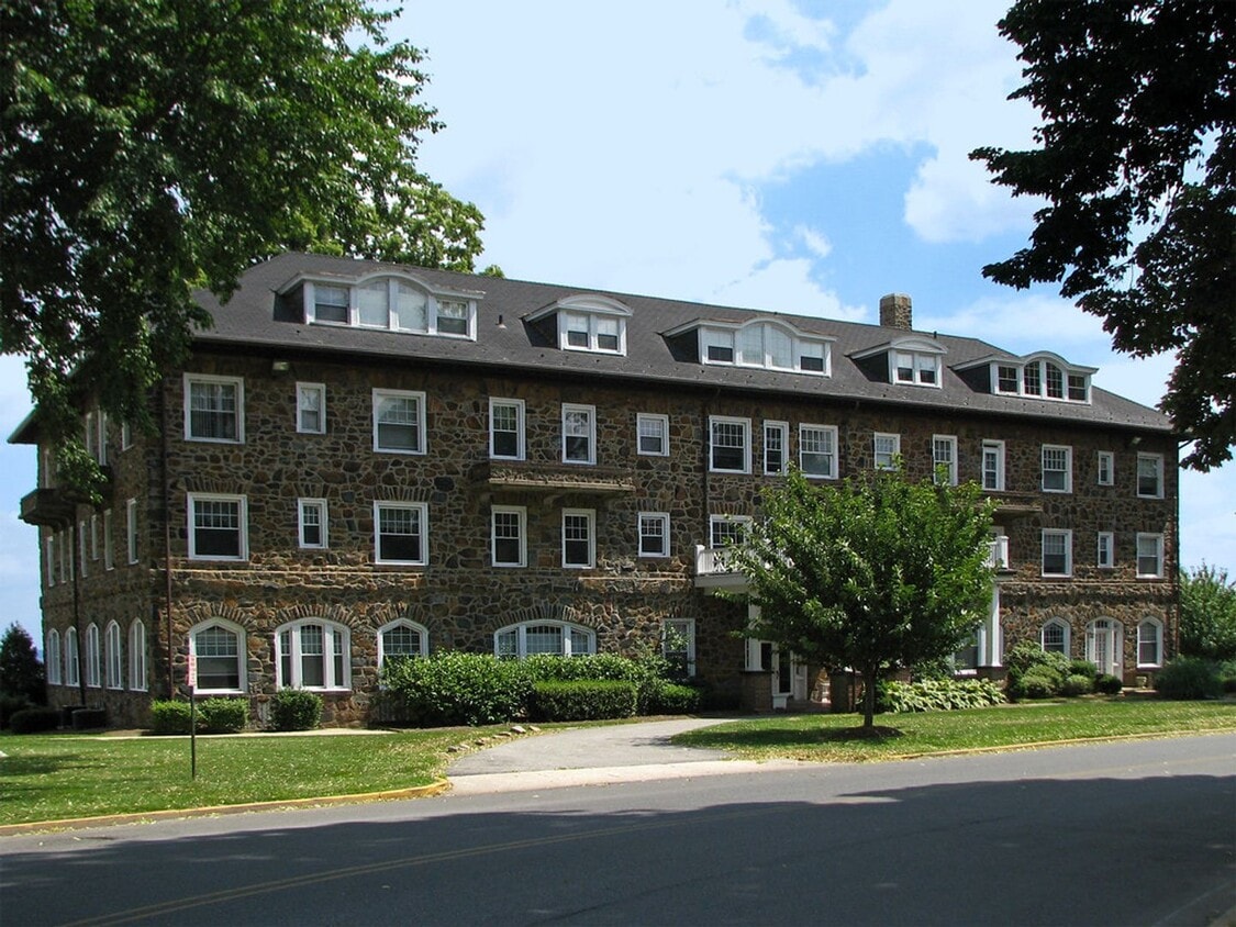 Foto principal - 1 Bedroom Waterfront Condo in Historic Dow...