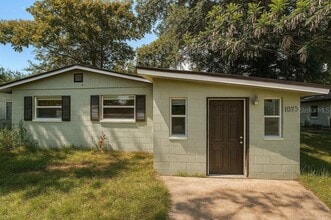 Building Photo - 1075 Lincoln Terrace