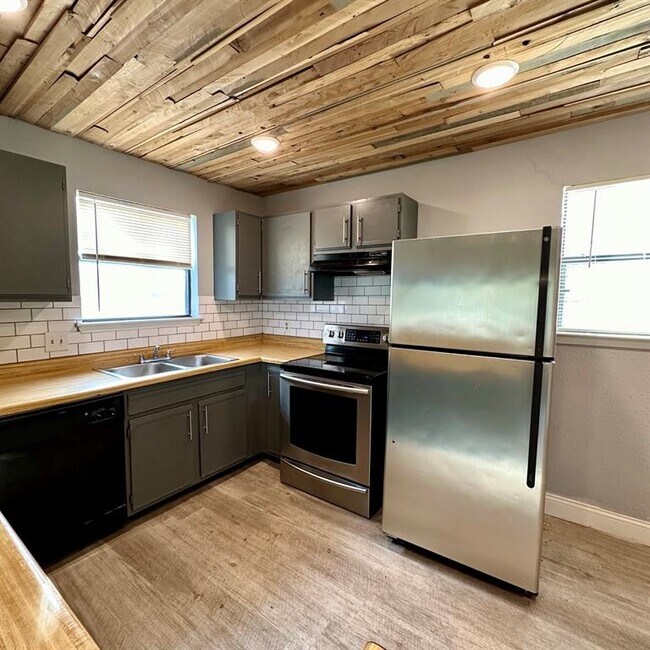 Building Photo - 2807 W Slaughter Ln