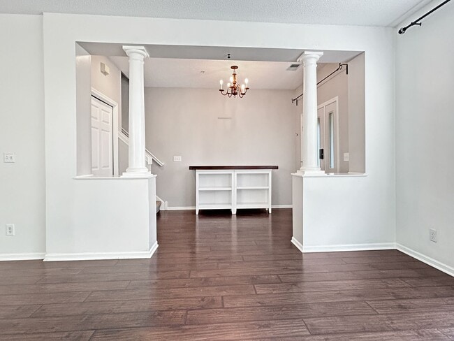 Foto del edificio - 8449 Forestview Ln N