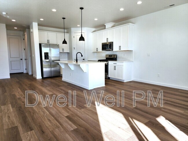 Building Photo - 350 N Lagrasse Ln
