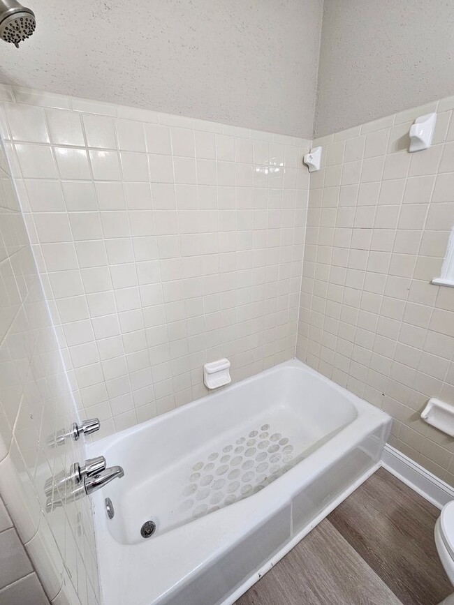 Building Photo - Nice three bedroom one bath
