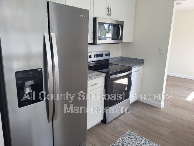 Building Photo - 648 16th Ln