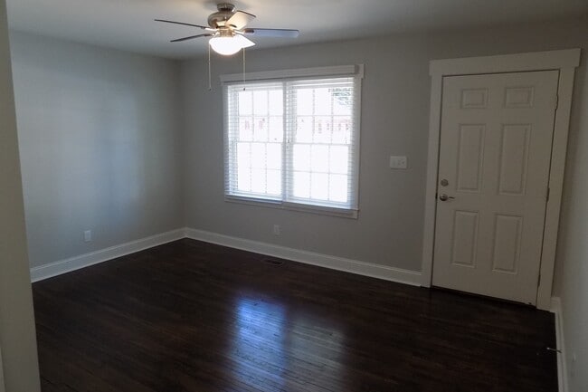 Building Photo - Beautifully Renovated Apartment in Wilmore...