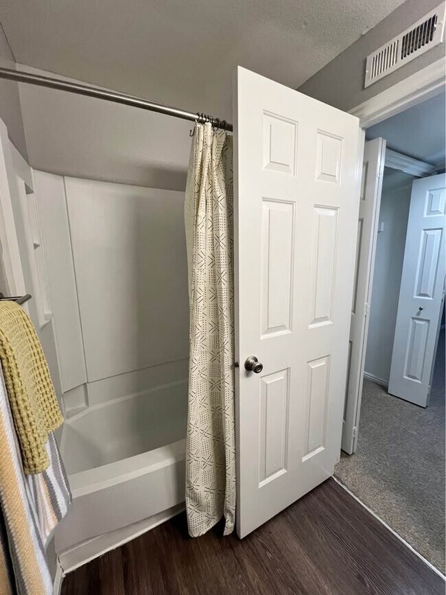 Baño - Shadowbrook Apartments