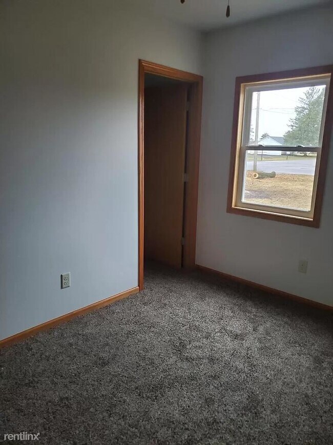 Building Photo - 3 br, 1 bath House - 520 Leonard St