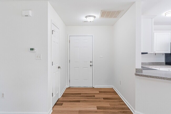 Foto del edificio - 1037 Stones Throw Ln