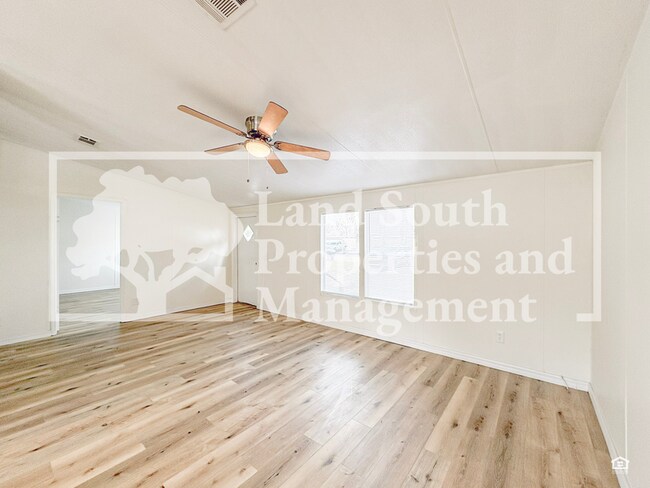 Building Photo - 4833 Myrtle View Dr N