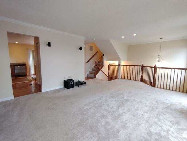 Building Photo - Large 3 Bedroom 2.5 Bathroom Townhouse wit...