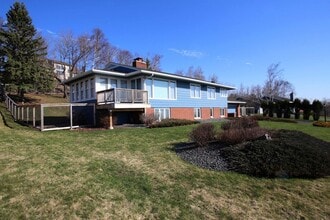 Building Photo - 1321 E Skyline Pkwy