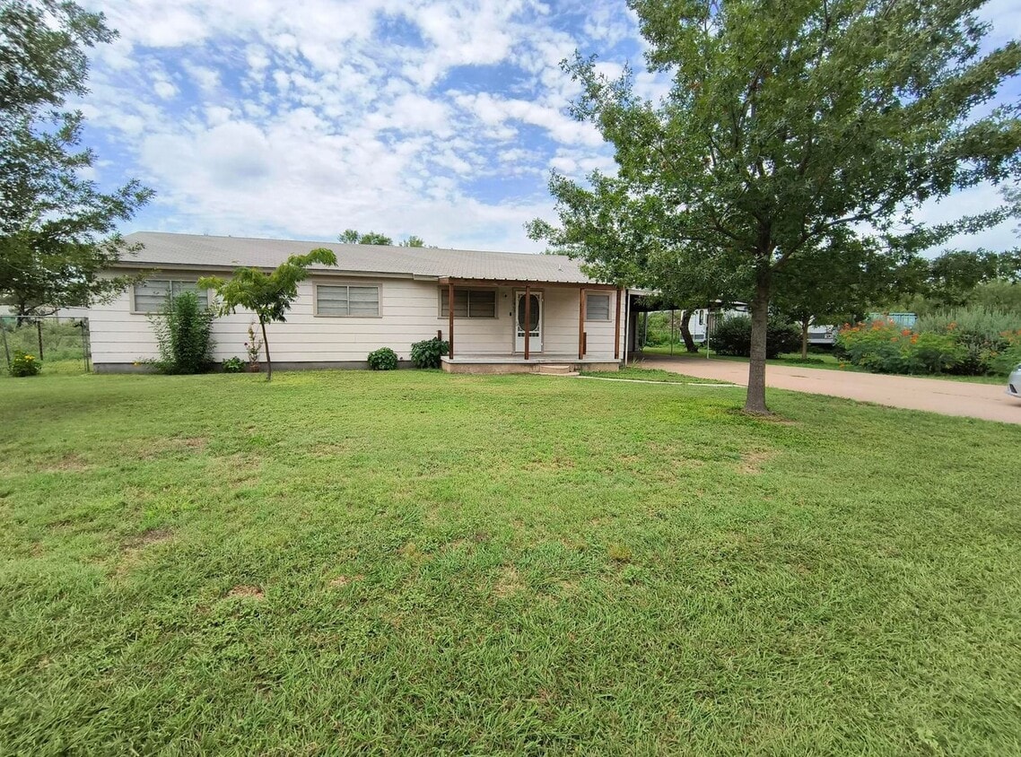 Primary Photo - Spacious 3 bedroom, 2 bath home AVAILABLE ...